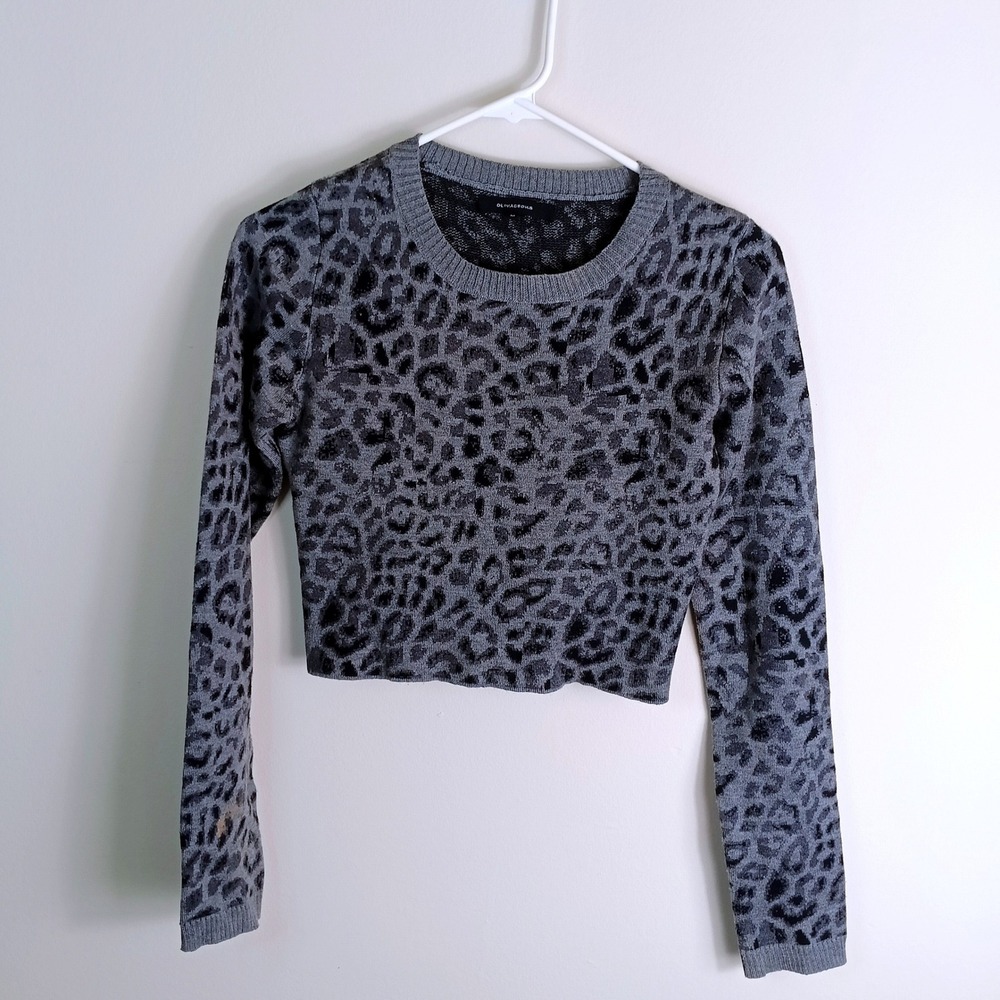 Olivaceous Leopard Print Sweater Womens M Grey Excellent Cropped Crew Neck Slv